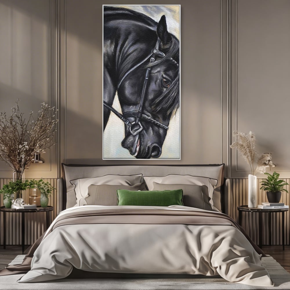 Tablou canvas cu tablou canvas cu pictura de armasar negru in profil, in rama de aluminiu argintiu, pe perete intr-un dormitor